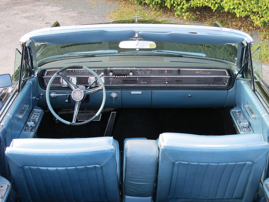  Lincoln Continental Convertible 1965 года  (фото 15 из 22)